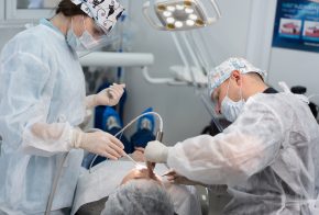 Клинический случай: Устранение рецессии десны